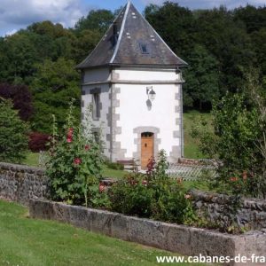 Charmante tour en pierre, hébergement insolite au cœur du Limousin, entourée de verdure.