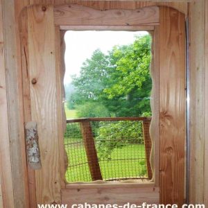 Cabane perchée en Bourgogne-Franche-Comté avec vue sur la nature verdoyante.
