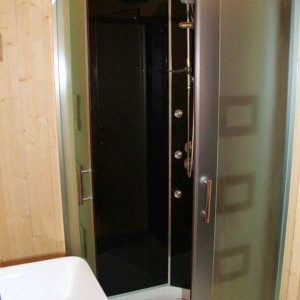 Douche moderne dans une cabane insolite en Bourgogne-Franche-Comté.
