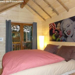 Chalet en bois cosy en Aquitaine, avec une décoration murale colorée et moderne.