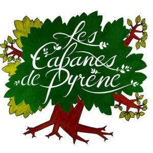 Cabane dans les arbres, entourée de feuillage verdoyant et accueillant.