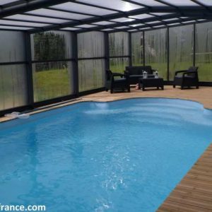 Hébergement insolite en Bretagne : cabane avec piscine intérieure et terrasse en bois.
