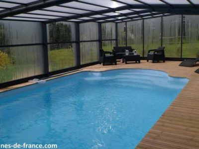 Hébergement insolite en Bretagne : cabane avec piscine intérieure et terrasse en bois.