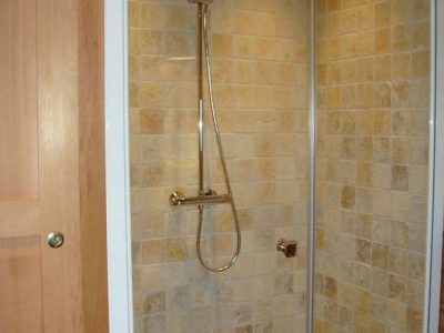 Douche moderne en bois dans un hébergement insolite en Corse.