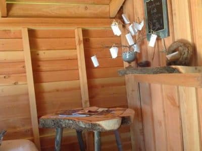 Cabane en bois chaleureuse avec un mobilier en bois brut et une décoration naturelle.