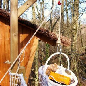 Cabane perchée en Champagne-Ardenne, panier suspendu pour le petit-déjeuner.