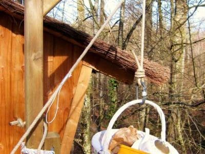 Cabane perchée en Champagne-Ardenne, panier suspendu pour le petit-déjeuner.