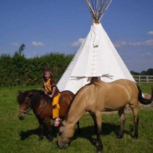 Teepee en Bourgogne, enfant sur un poney, ambiance nature et aventure.