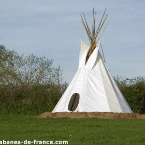 Teepee insolite en Bourgogne, installé sur un terrain verdoyant et ensoleillé.