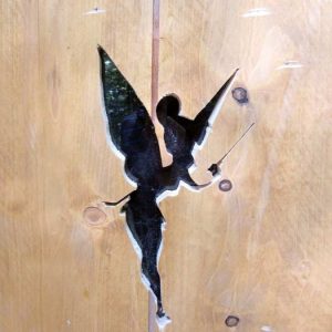 Cabane perchée en Champagne-Ardenne avec une jolie silhouette de fée découpée dans le bois.