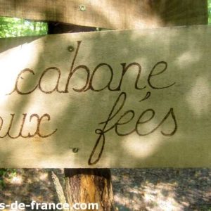 Cabane aux fées en Champagne-Ardenne, entourée de verdure et de nature apaisante.