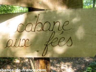 Cabane aux fées en Champagne-Ardenne, entourée de verdure et de nature apaisante.