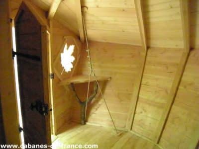 Cabane en bois à lIle-de-France, avec une fenêtre en forme de feuille.