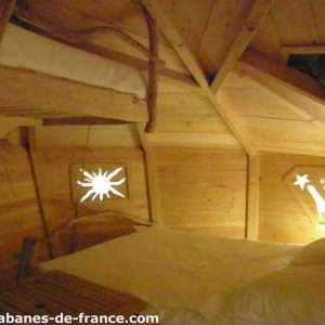 Cabane en bois à lIle-de-France, avec des décorations lumineuses en forme détoiles.
