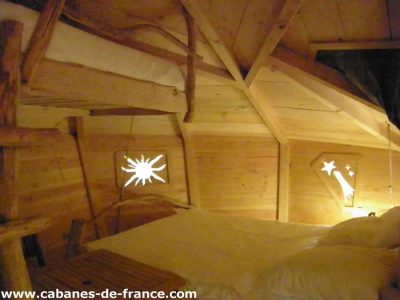 Cabane en bois à lIle-de-France, avec des décorations lumineuses en forme détoiles.