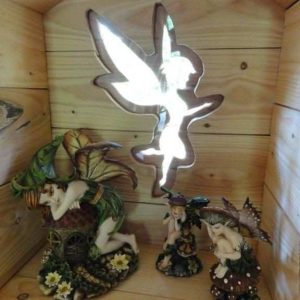 Cabane en bois avec décorations de fées, ambiance féerique et chaleureuse.