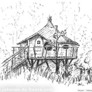 Cabane perchée en bois avec toit en chaume, entourée de verdure en Auvergne-Rhône-Alpes.