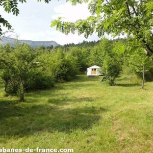 Hébergement insolite en yourte, niché dans une verdoyante prairie dAuvergne.