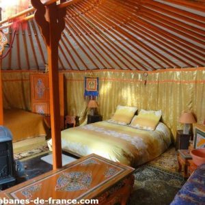 Yourte colorée en Auvergne-Rhône-Alpes, décorée de doré et de motifs traditionnels.