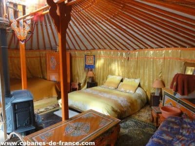 Yourte colorée en Auvergne-Rhône-Alpes, décorée de doré et de motifs traditionnels.