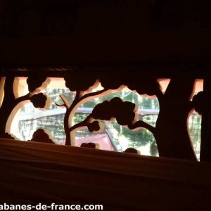 Cabane perchée en Midi-Pyrénées, avec une vue sur des arbres découpés.
