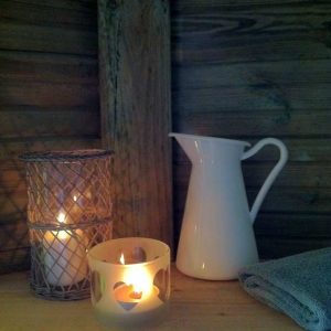 Hébergement insolite en Île-de-France : ambiance cosy avec bougies et décoration en bois.