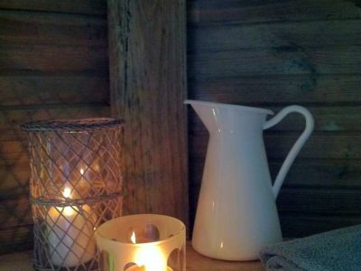 Hébergement insolite en Île-de-France : ambiance cosy avec bougies et décoration en bois.