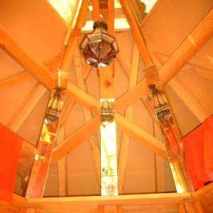 Intérieur dune cabane en bois à Limousin, avec un lustre suspendu et des miroirs.