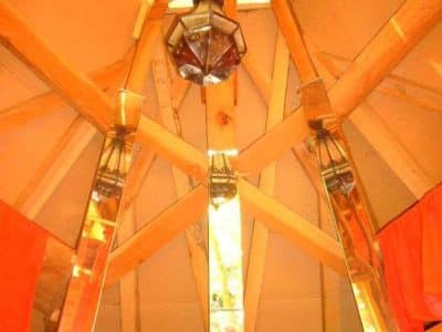 Intérieur dune cabane en bois à Limousin, avec un lustre suspendu et des miroirs.