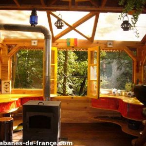 Cabanes en bois à Limousin, avec grandes fenêtres et décor naturel chaleureux.