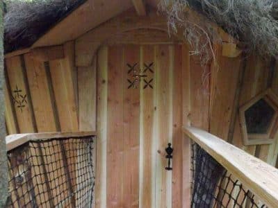 Cabane en bois avec toit végétal, nichée dans la verdure de lAuvergne.