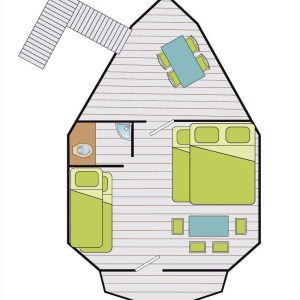 Hébergement insolite en forme de cabane, avec lits doubles et coin repas lumineux.