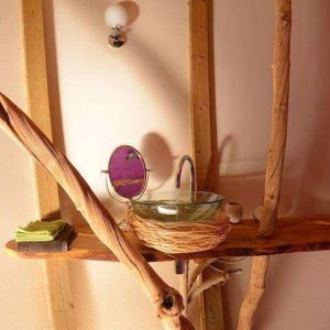 Cabane en bois dans les Pays de la Loire avec lavabo en verre et décor naturel.