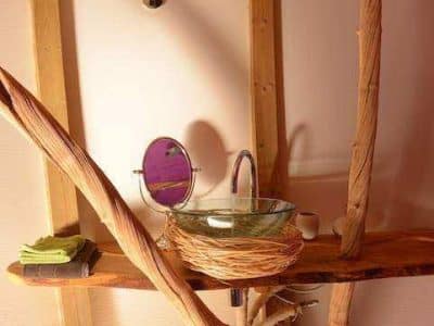 Cabane en bois dans les Pays de la Loire avec lavabo en verre et décor naturel.