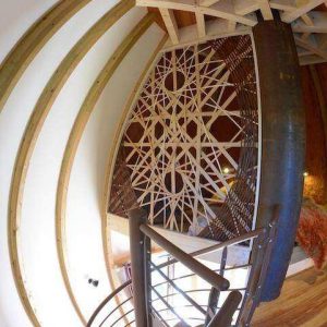 Cabane moderne à Pays de la Loire, avec un escalier en colimaçon et un design unique.