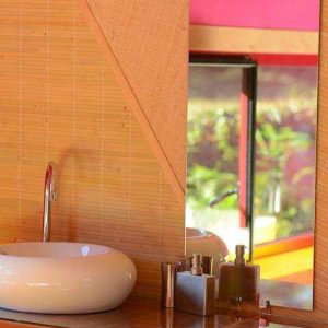 Hébergement insolite en Pays de la Loire avec lavabo design et décor coloré.