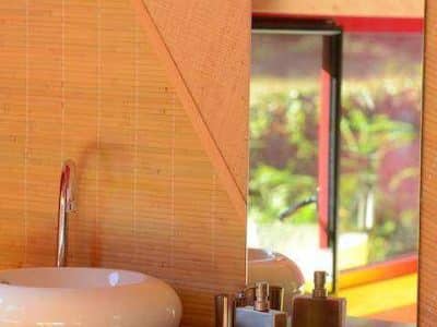 Hébergement insolite en Pays de la Loire avec lavabo design et décor coloré.