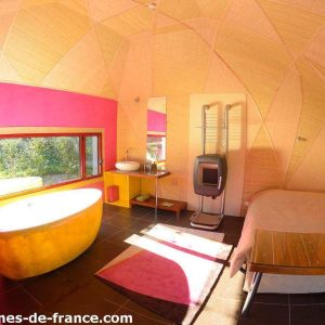 Cabane moderne en Pays de la Loire avec intérieur coloré et baignoire design.