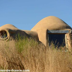 Hébergement insolite en forme de bulle, niché dans la verdure des Pays de la Loire.