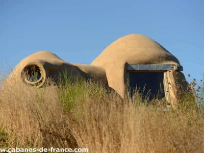 Hébergement insolite en forme de bulle, niché dans la verdure des Pays de la Loire.