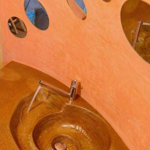 Élégante cabane en bois avec lavabo sculpté et murs colorés à Pays de la Loire.