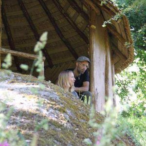 Cabane en bois dans les Pays de la Loire, nichée au cœur de la nature verdoyante.