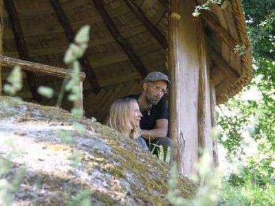Cabane en bois dans les Pays de la Loire, nichée au cœur de la nature verdoyante.