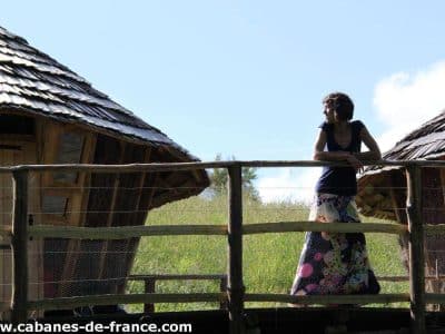 Cabanes en bois dans le Pays de la Loire, avec une vue panoramique sur la nature.