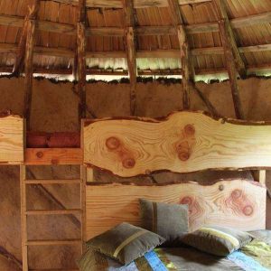 Cabanes en bois dans les Pays de la Loire, intérieur chaleureux avec lit douillet.