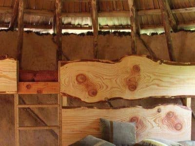 Cabanes en bois dans les Pays de la Loire, intérieur chaleureux avec lit douillet.