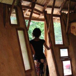 Hébergement insolite en Pays de la Loire : cabane en bois avec fenêtres originales.