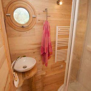 Cabane en bois en Aquitaine avec salle de bain moderne et douche.