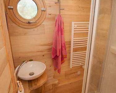 Cabane en bois en Aquitaine avec salle de bain moderne et douche.
