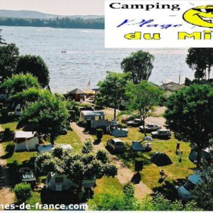 Camping au bord dun lac, entouré darbres et de tentes colorées.